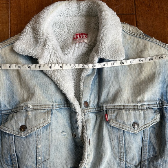 Levi's Distressed THRASHED Denim Trucker Jacket with Sherpa Lining - Picture 10 of 12